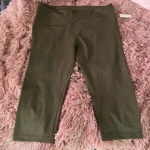 Amazon Essentials Women's Active Sculpt Workout Mid Rise Capri Leggings